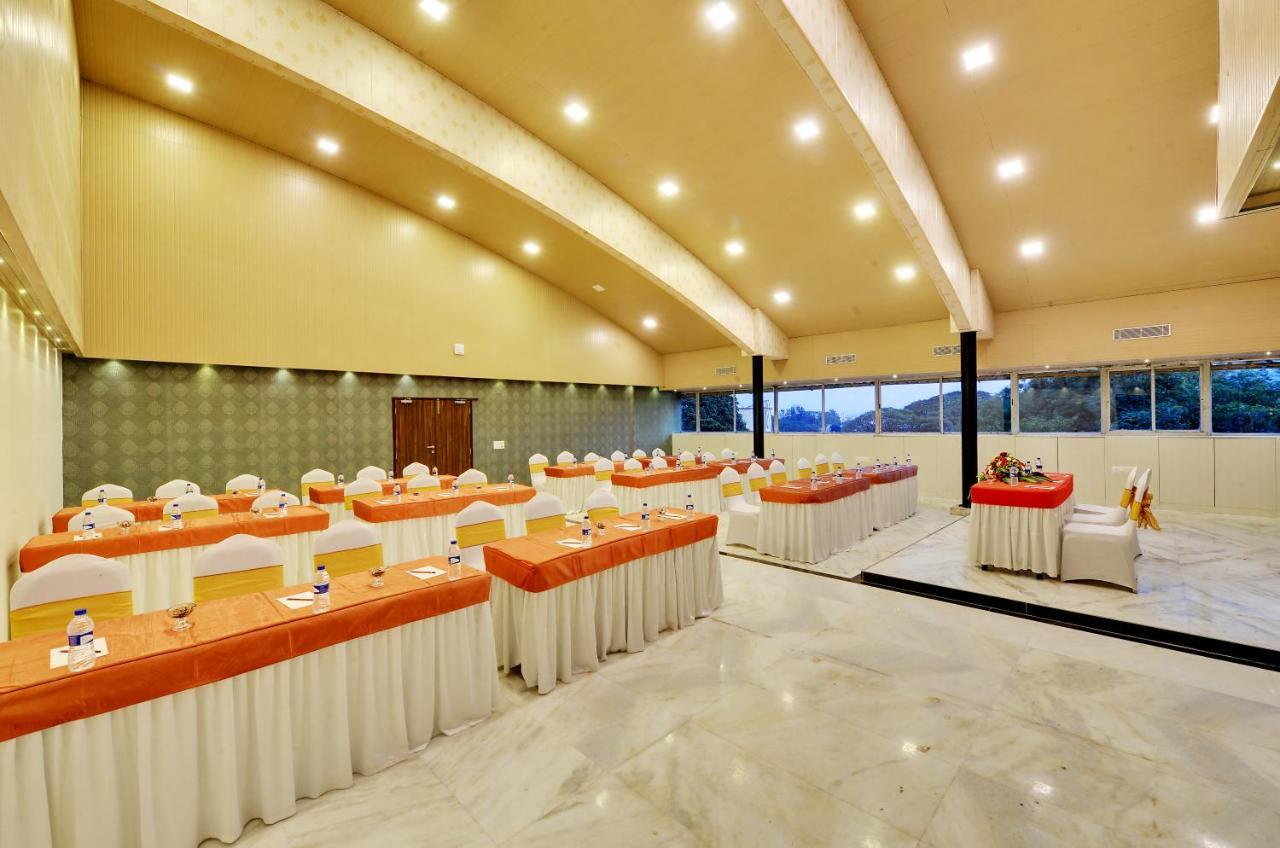 Manpho Bell Hotel & Convention Center Бангалор Экстерьер фото